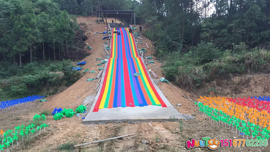彩虹滑道投資多少錢(qián)，根據(jù)規(guī)模和檔次來(lái)決定